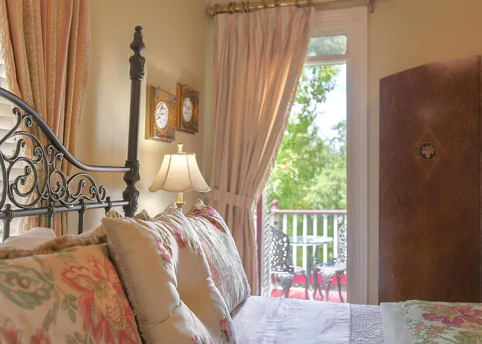 Cedar House Inn